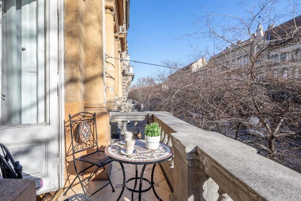 Jozsef-Corvin Central Budapeşte Dış mekan fotoğraf